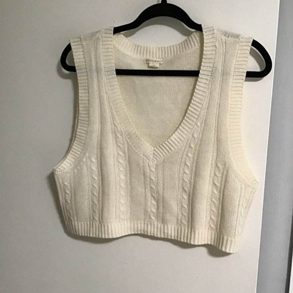 Aeropostale Sweaters - AEROPOSTALE Cropped V neck Cable knit Vest